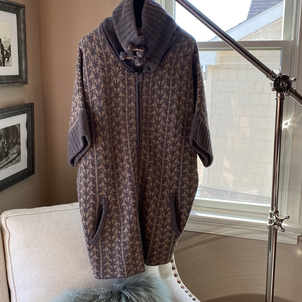 IVI Sweater/Cardigan. 38 EU/M/US 6